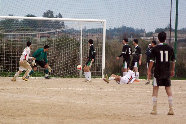 La palla entra in rete dopo la rovesciata di Federico Perra